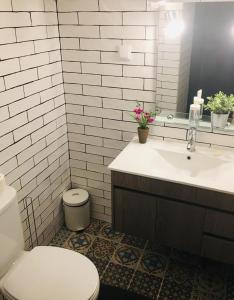 Casa Mia في مونشيك: حمام ابيض مع مرحاض ومغسلة