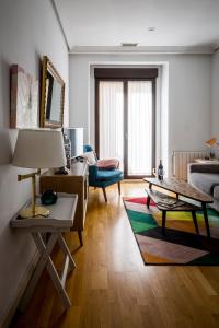 un soggiorno con tavolo e divano di Figueroa Design a Madrid