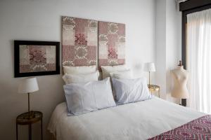 Łóżko lub łóżka w pokoju w obiekcie Figueroa Design