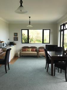 uma sala de estar com um sofá e uma mesa em Apartment 45 @ Noble Estate em Waikanae