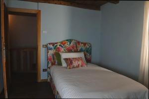 - un lit dans une chambre avec un oreiller dans l'établissement Casetta Al Ponte, à Cison di Valmarino