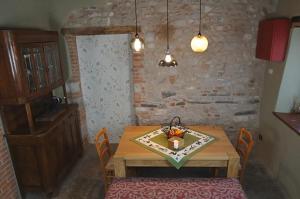 - une salle à manger avec une table et des chaises en bois dans l'établissement Casetta Al Ponte, à Cison di Valmarino