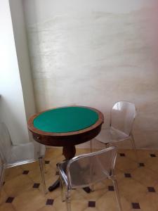 a table and two chairs in a room at Le Ortensie in Dolcedo