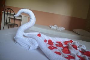 a pair of towels with hearts on a bed at Hotel Juruá in Cruzeiro do Sul