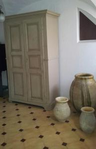 dos jarrones sentados en un piso al lado de una puerta en Le Ortensie, en Dolcedo