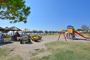einen Spielplatz mit Rutsche und Schaukel in der Unterkunft Apartment Ivanka in Omiš