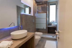 uma casa de banho com um lavatório e um WC em Re di Roma bright home em Roma