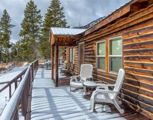 une terrasse en bois avec des chaises et une cabine dans l'établissement Zuni's Cabin, à Leadville