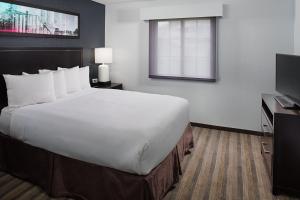 Säng eller sängar i ett rum på Hyatt House LAX Manhattan Beach