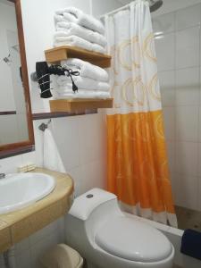 y baño con aseo, lavabo y ducha. en Huaraz Apartamentos, en Huaraz