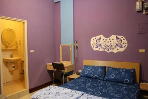 - une chambre avec un lit, un lavabo et un miroir dans l'établissement The Beauty of Basalt B&B, à Magong