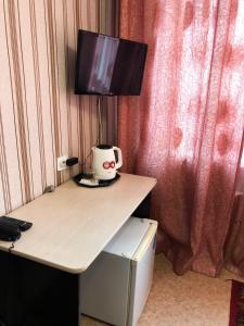 un escritorio con TV encima en Svetlana Hotel, en Artem