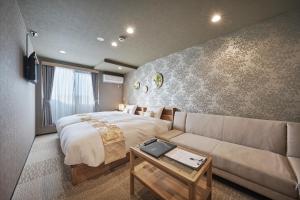Rúm í herbergi á Stay SAKURA Kyoto Gion North