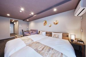 Rúm í herbergi á Stay SAKURA Kyoto Gion North