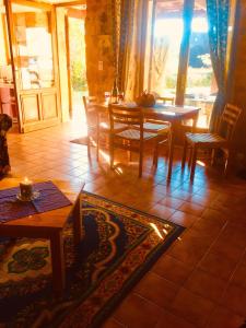 een eetkamer met een tafel en stoelen in een kamer bij Maison de Montfort in Vitrac