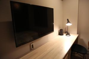 Una televisión o centro de entretenimiento en Excel Inn Nagoya Atsuta
