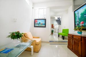 ein Wohnzimmer mit einem Sofa und einem Glastisch in der Unterkunft Cataleya Hotel in Santo Domingo