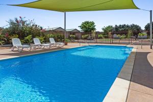 The swimming pool at or close to The Cove Holiday Village