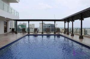 a large swimming pool on top of a building at Trillium Residences Ayala Cebu in Cebu City