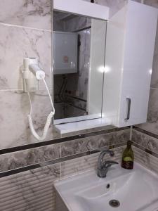 アマスラにあるFaika Pansiyonのバスルーム(鏡付き洗面台、電話付)