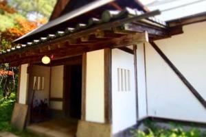 un pequeño edificio blanco con techo en la parte superior en Oyado Morinotane en Ina