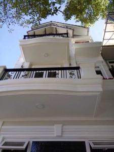 - un bâtiment blanc avec un balcon au-dessus dans l'établissement Khách sạn mini Khang Thịnh, à Đà Lạt