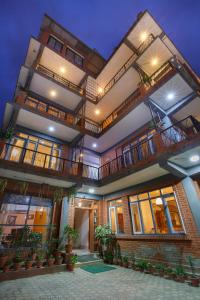 un grande edificio con balconi e piante di Pacific Guest House a Kathmandu