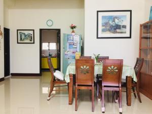 馬公市的住宿－君樂民宿 ，一间带桌椅和冰箱的用餐室