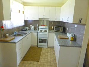
A kitchen or kitchenette at Wren's Place @ Culburra Beach
