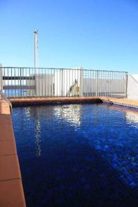 ein großer Pool mit blauem Wasser vor einem Gebäude in der Unterkunft manlybeachonline.com713 At The Beach in Sydney