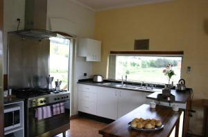 Cherry Top Farmstay - Boutique Eco Village的厨房或小厨房
