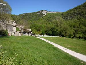 a path in a field next to a mountain at Auberge des Seguins in Buoux