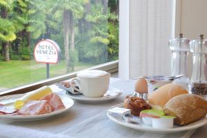 Opțiuni de mic dejun disponibile oaspeților de la Hotel Venezia