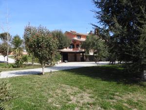 A garden outside alloggio turistico confortevole Passo Corese