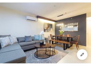 - un salon avec un canapé et une table dans l'établissement Citi Di Mare Amalfi Cebu 2 BR condo, à Cebu