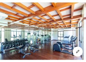- une salle de sport avec plusieurs tapis de course et machines dans l'établissement Citi Di Mare Amalfi Cebu 2 BR condo, à Cebu