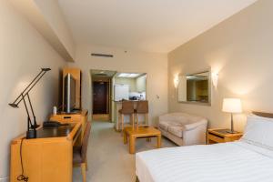 Postel nebo postele na pokoji v ubytování Shanghai Centre Serviced Apartment