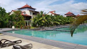 un resort con piscina di fronte a un resort di Eden Island Luxury Apartment - White Sand a Eden Island