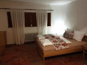 Łóżko lub łóżka w pokoju w obiekcie hotel KORUNA