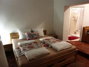 Łóżko lub łóżka w pokoju w obiekcie hotel KORUNA