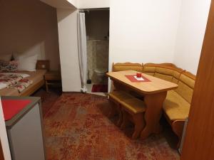Łóżko lub łóżka w pokoju w obiekcie hotel KORUNA