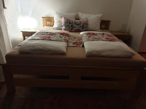 Łóżko lub łóżka w pokoju w obiekcie hotel KORUNA