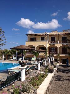 ein Resort mit einem Pool und einem Gebäude in der Unterkunft Santa Elena in Kamari