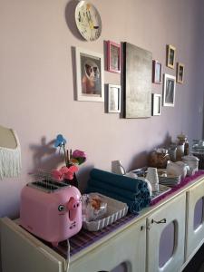 a table with dishes and a clock on the wall at Maison Decò in Catania