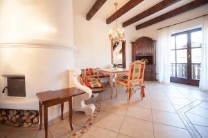 una sala da pranzo con tavolo, sedie e camino di Romantik Villa ad Andechs