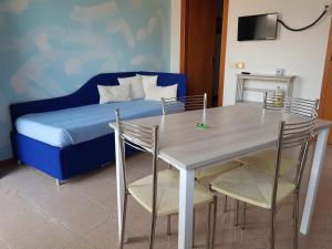ファーノにあるApartment Schiavoniのベッドルーム1室(ベッド1台、テーブル、椅子付)