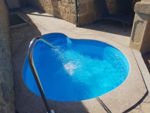 una piscina profunda azul con manguera de agua en Casa Parrilla, en Tomiño