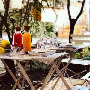 a picnic table with glasses and bottles of juice at Arsenale Suites in Verona