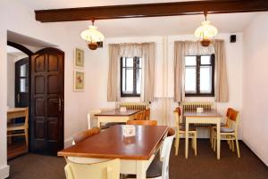 イレムニツェにあるRestaurace a penzion Jilmのダイニングルーム(テーブル、椅子、窓付)