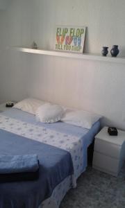 sypialnia z łóżkiem z niebieską kołdrą w obiekcie Edificio Thailandia 2, 9G w mieście Santa Pola